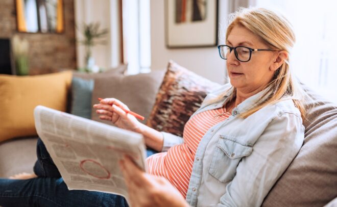 Femme avec un journal