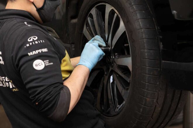 Image d'illustration. Technicien s'occupant d'un pneu