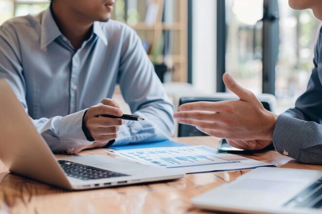 Image d'illustration. Deux hommes discutent lors d'une réunion