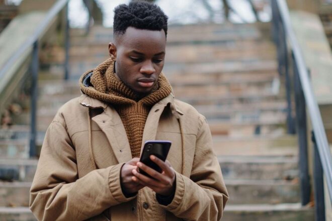 Image d'illustration. Un jeune homme sur son smartphone