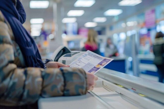 Image d'illustration. Comptoir de banque avec options d épargne