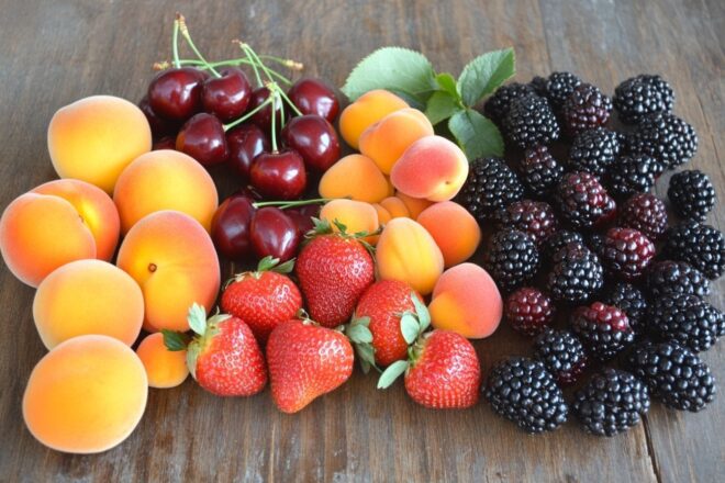 Image d'illustration. Assortiment vibrant de fruits sur table rustique en bois