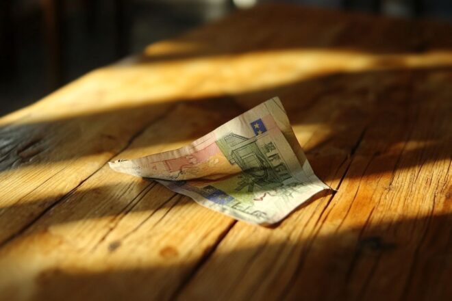 Image d'illustration. Gros plan d un billet en euro froissé sur une table en bois