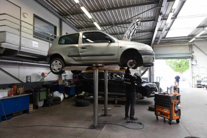 Image d'illustration. Inspection d'une voiture dans un garage