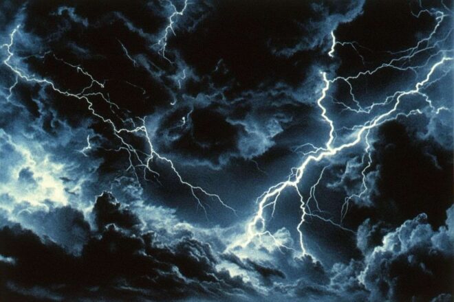 Image d'illustration. Gros plan sur des nuages d orage illuminés par des éclairs