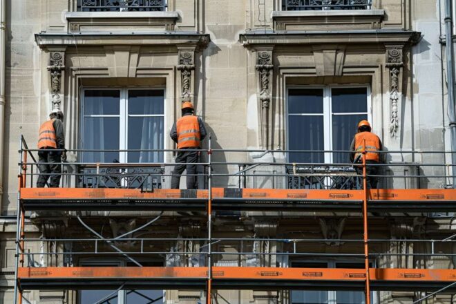 Image d'illustration. Des ouvriers entrain d'effectuer des travaux sur un bâtiment ancien en ville