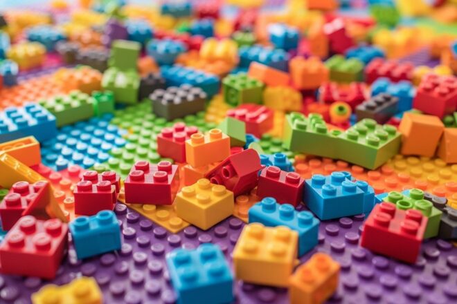 Blocs de construction colorés sur un tapis de jeu doux