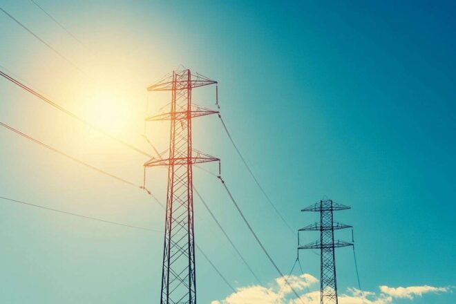 Lignes électricité sous ciel dégagé chaleur