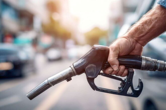 Main tenant une poignée de pompe à carburant