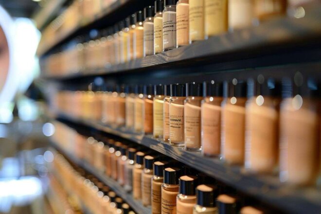 Tubes de fond de teint en magasin de beauté