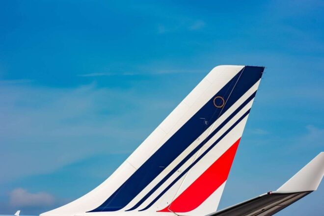 Gros plan du logo emblématique d air france sur la queue d un avion