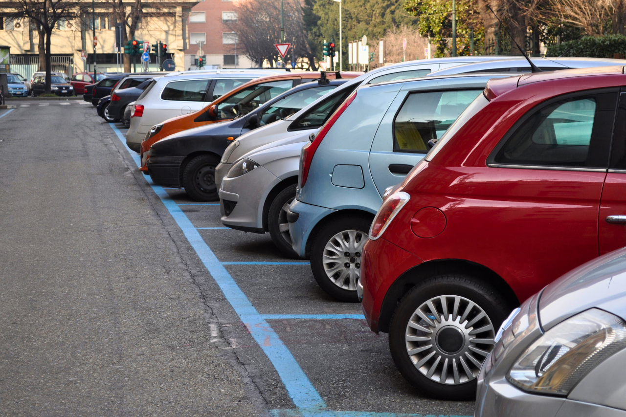 Diverses voitures garées sur un parking extérieur