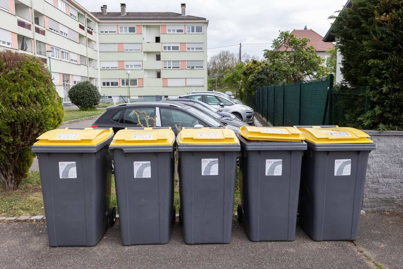 Cinq Poubelles jaunes dans une citée