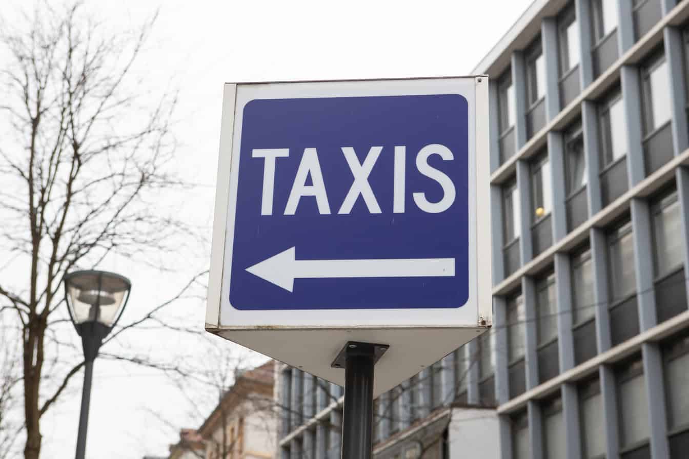 Image d'illustration. Panneau indiquant des Taxis