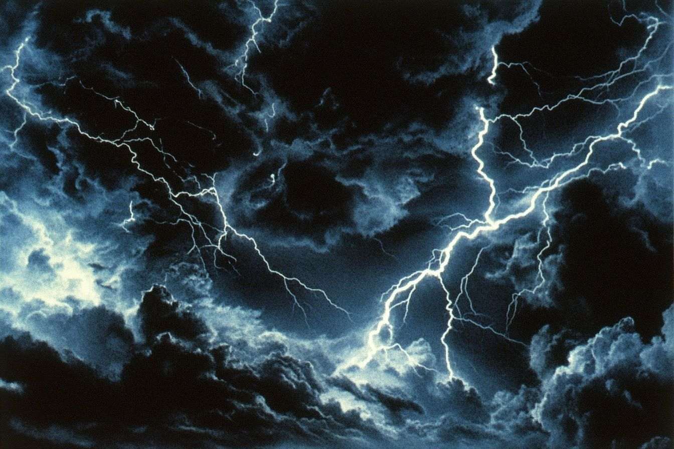 Image d'illustration. Gros plan sur des nuages d orage illuminés par des éclairs