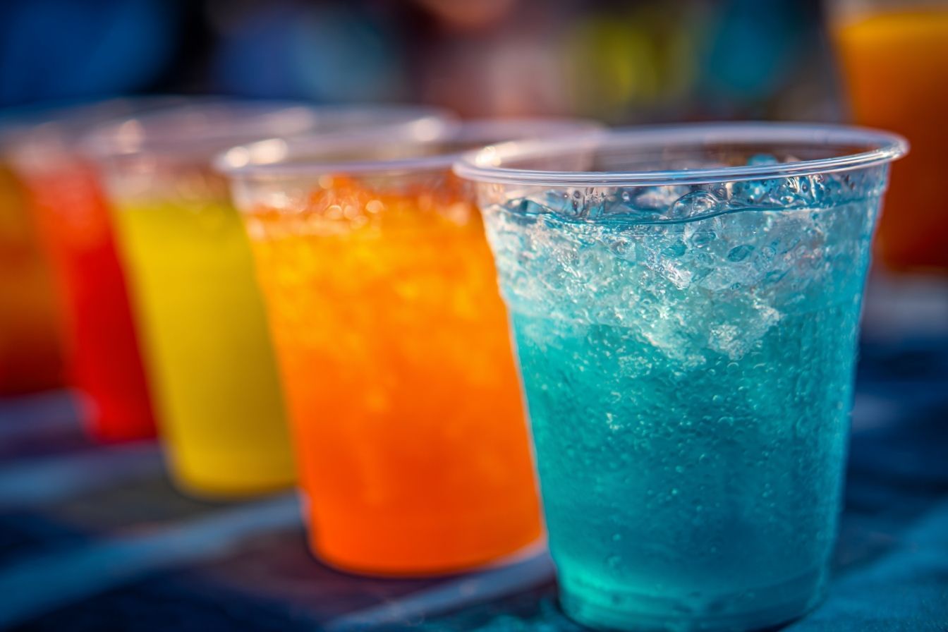 Verres en plastique colorés lors de fêtes d été