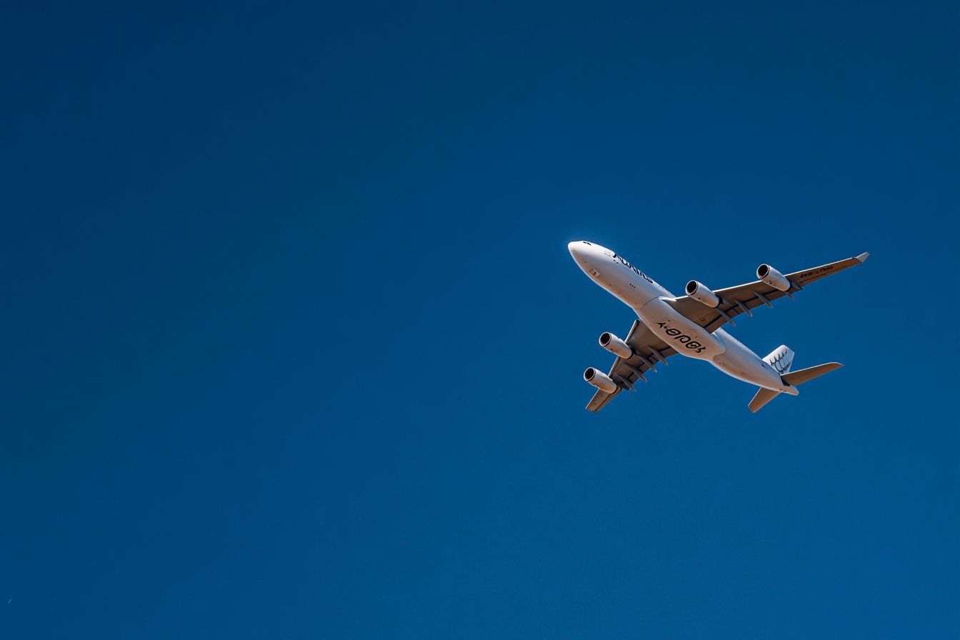 Vue de l airbus décollant contre un ciel bleu clair